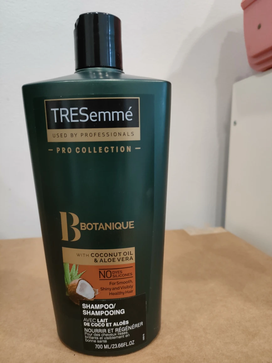 TRESemme botanique coconut oil and aloe Vera shampoo image indicator(2)