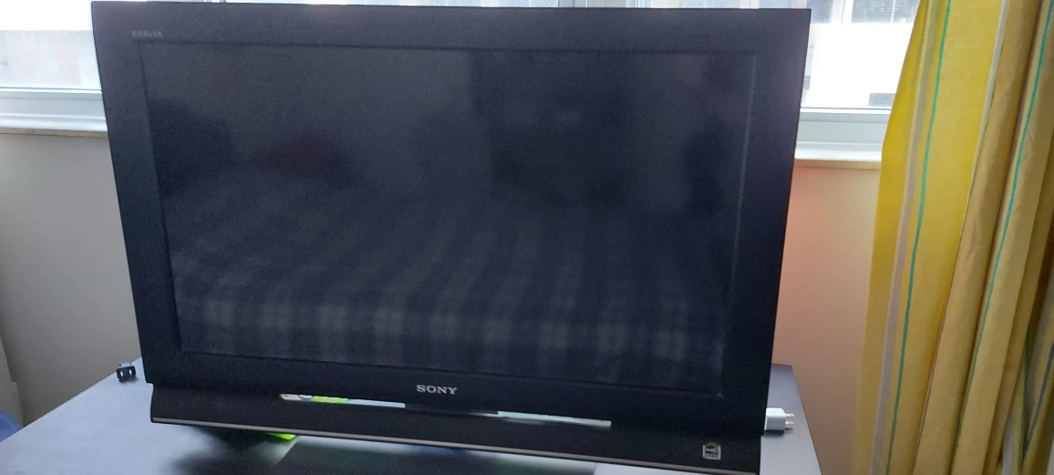 Sony TV 32" Colour LCD Digital with remote control