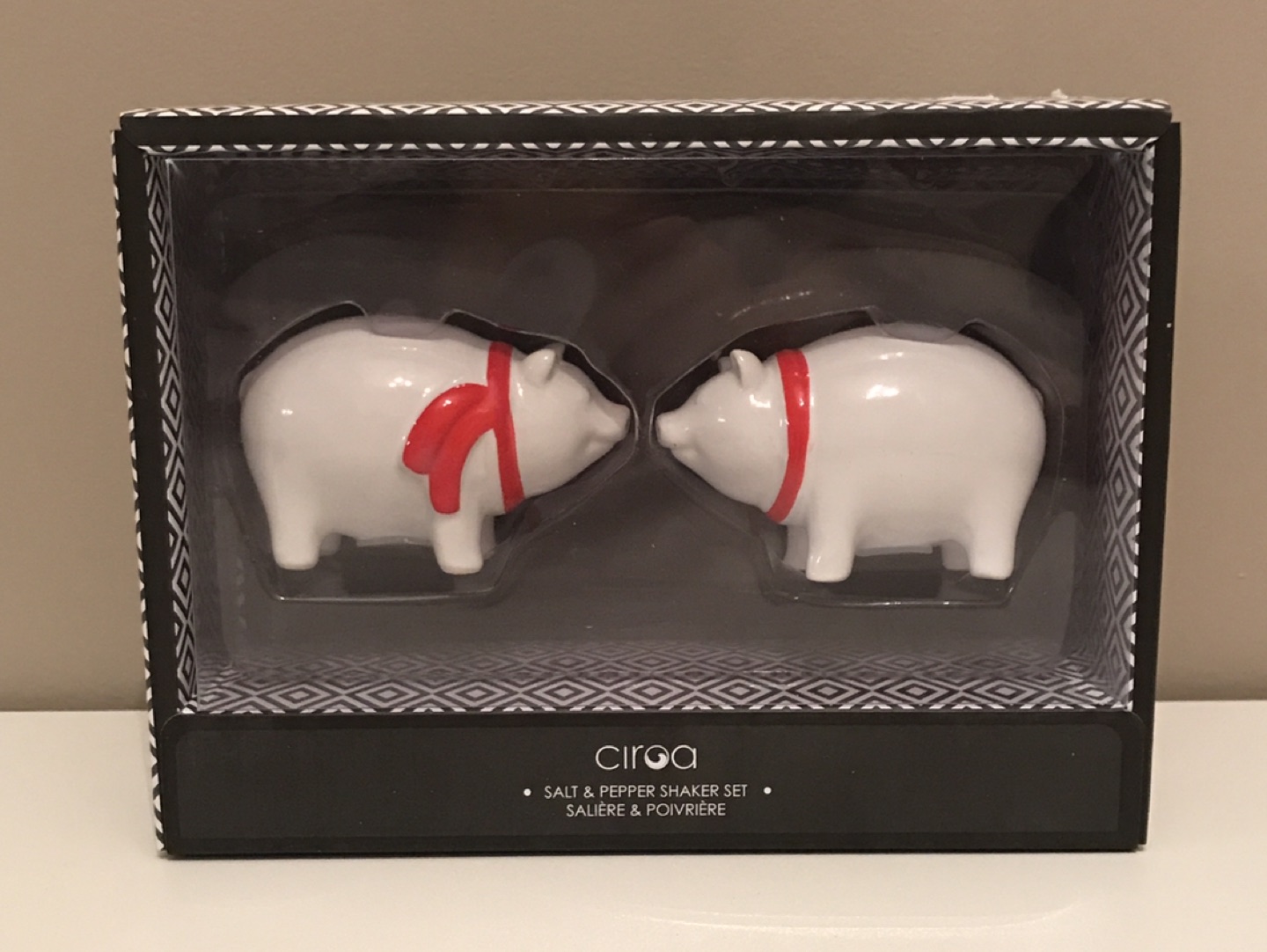 Pig salt and pepper shakers thumbnail