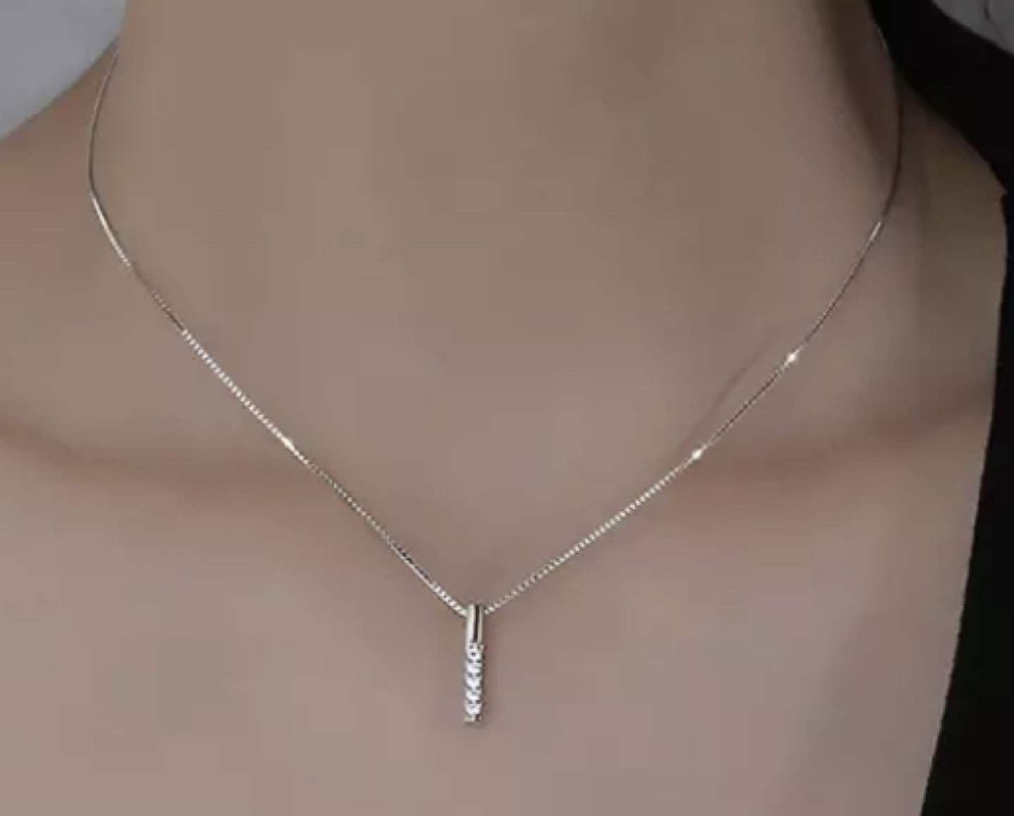 Silver necklace with stud