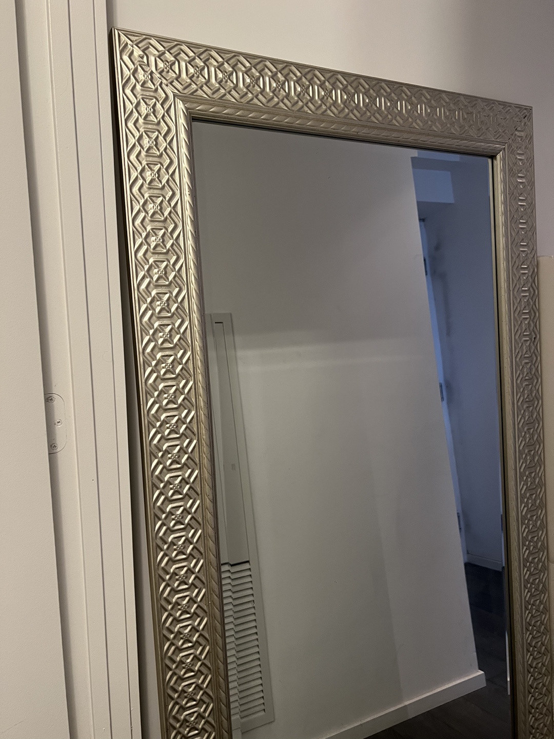 Stand alone mirror