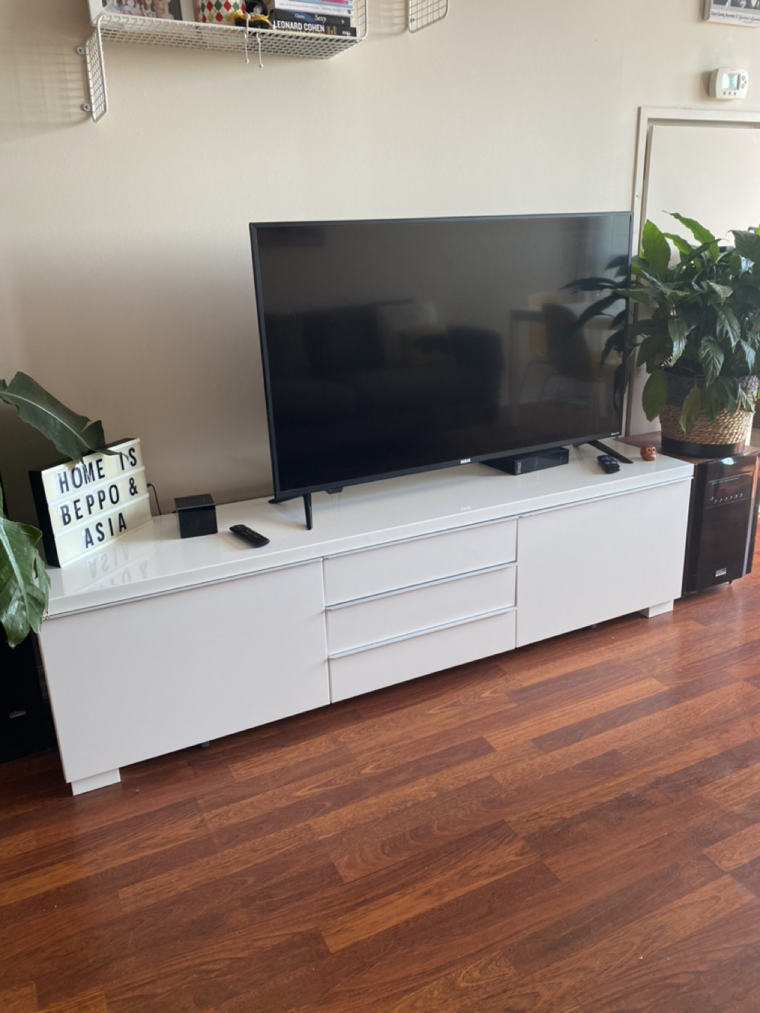 Tv bench