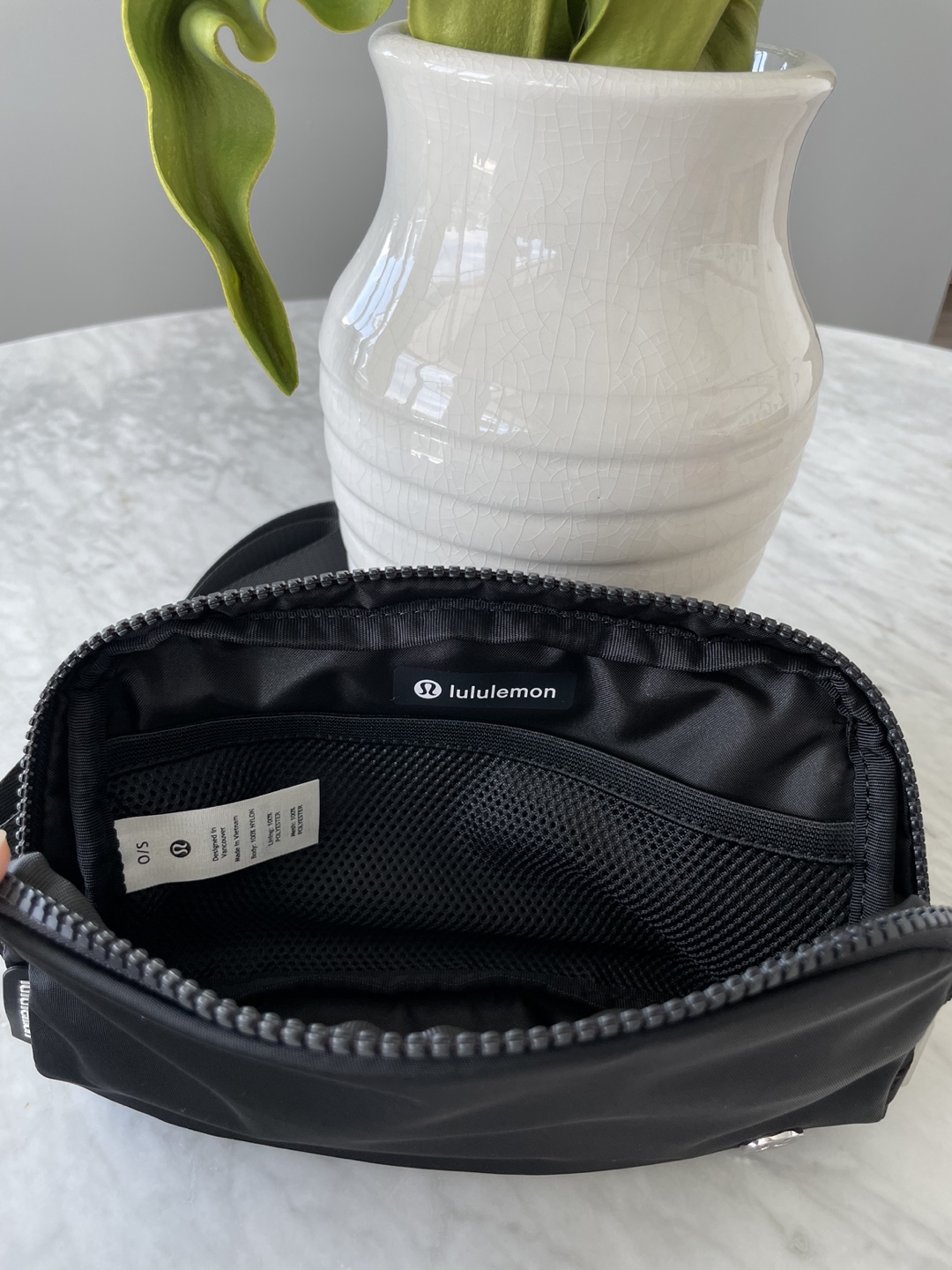 New Lululemon Everywhere belt bag - Black image indicator(3)