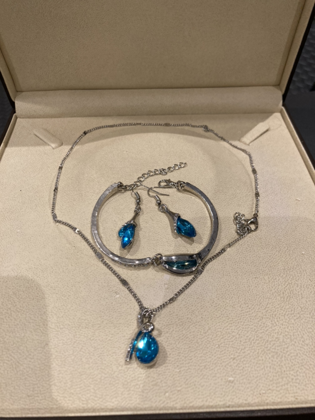 Earrings, bracelet and necklace set image indicator(2)