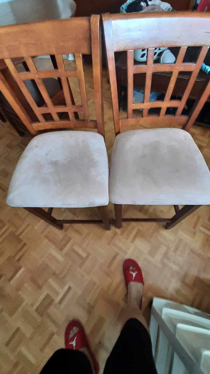 Beautiful Round Pub Style Table W. 4 Chairs image indicator(6)