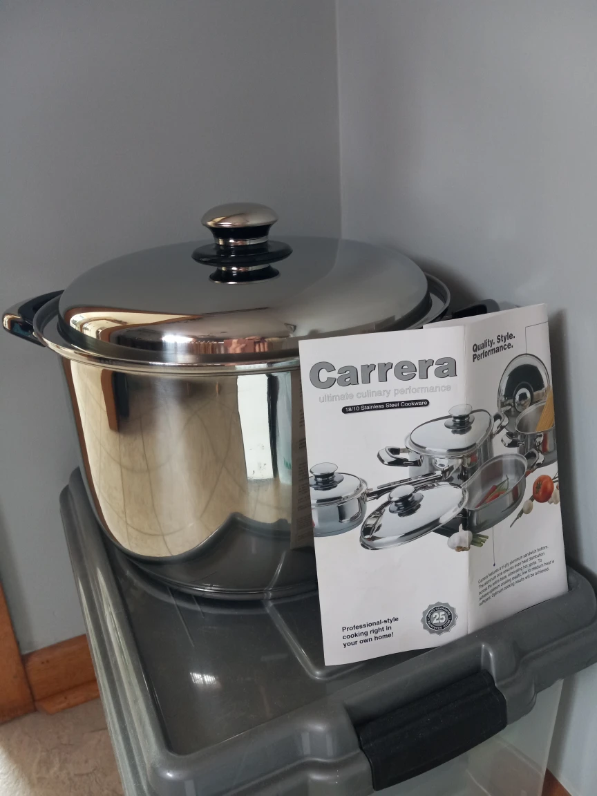 Covered stainless steel stock pot thumbnail