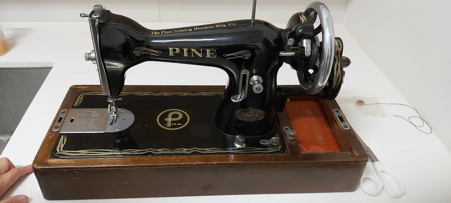 Vintage Sewing Machine - photo 2