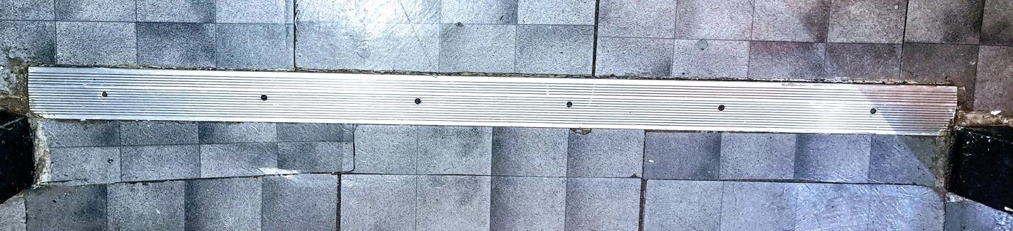 METAL FLOOR DIVIDER'S BOTH FOR ONLY $5 SELLING CHEAP - photo 2