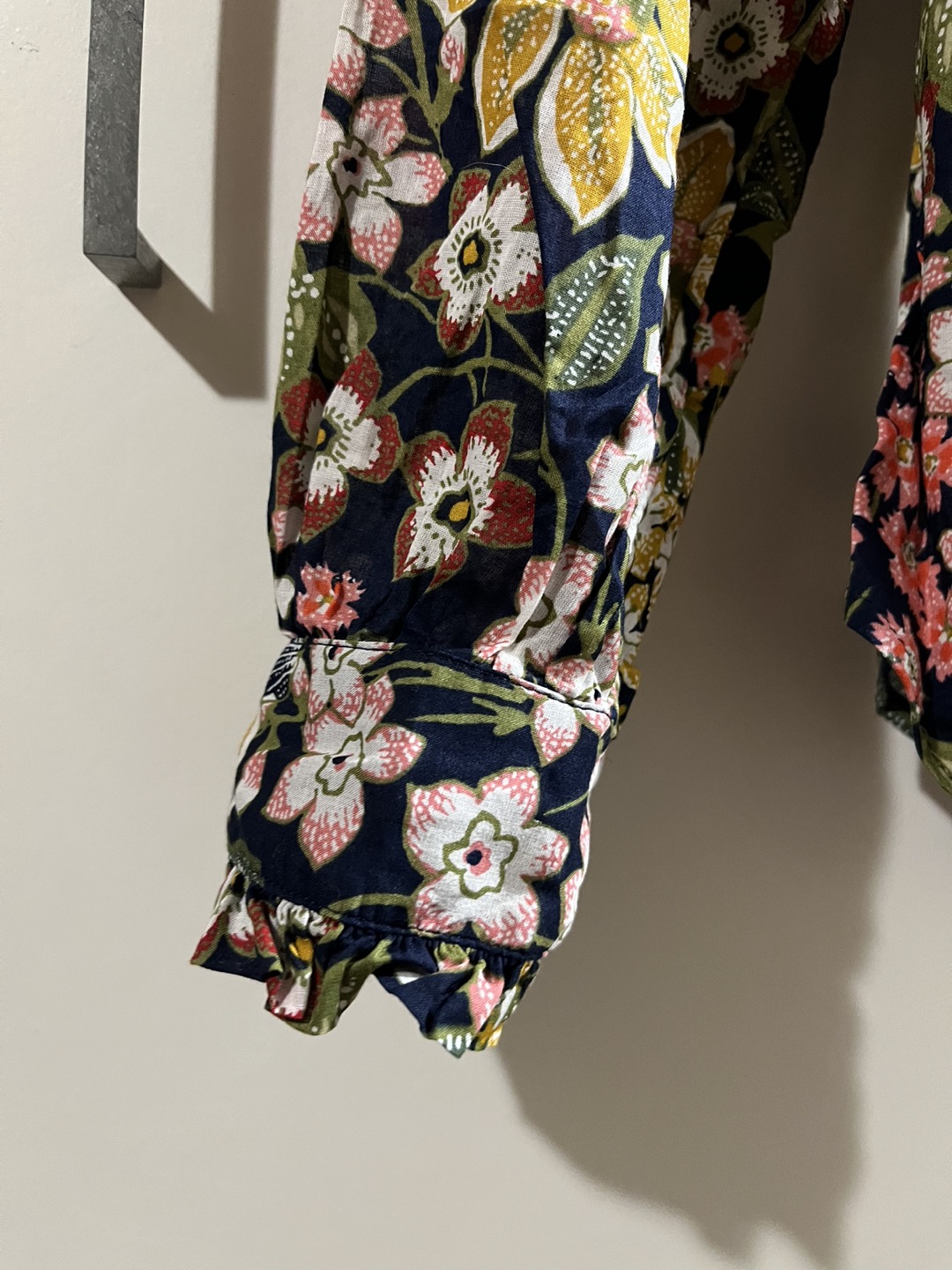 Like new ,light material floral top - photo 2