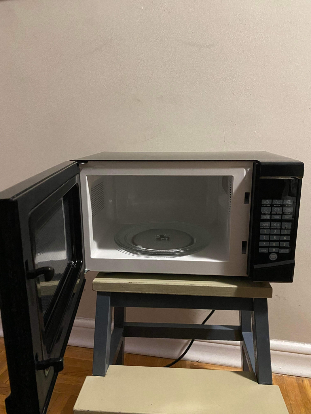 RCA 0.7 Cu. Ft. 700-Watt Microwave Oven - photo 3