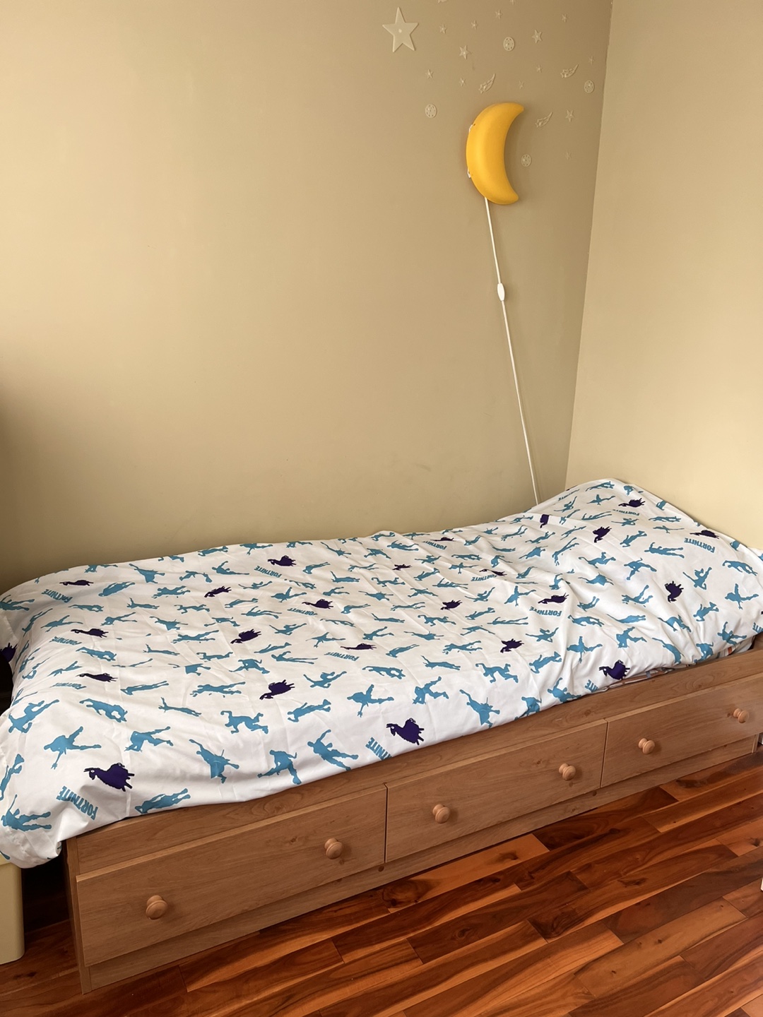 Moving Sale!  Twin bed with 3 drawers and headboard - photo 2