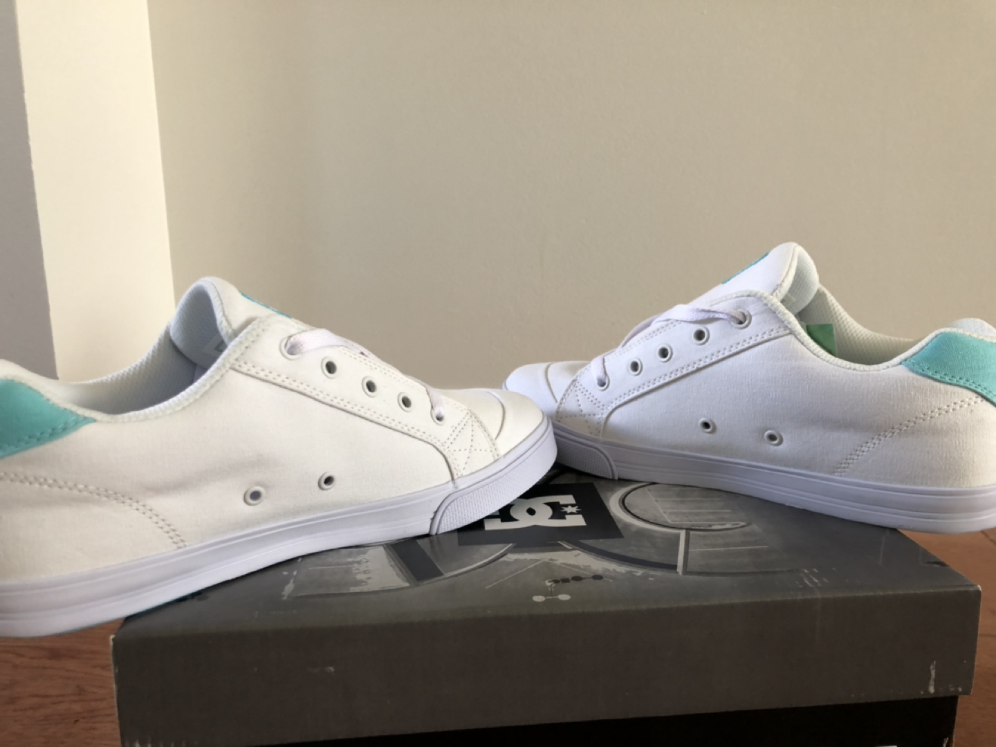 BNIB - DC yth 7 (25.5cm) white/mint chelsea shoes - photo 4