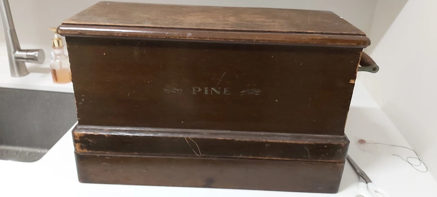 Vintage Sewing Machine - photo 3