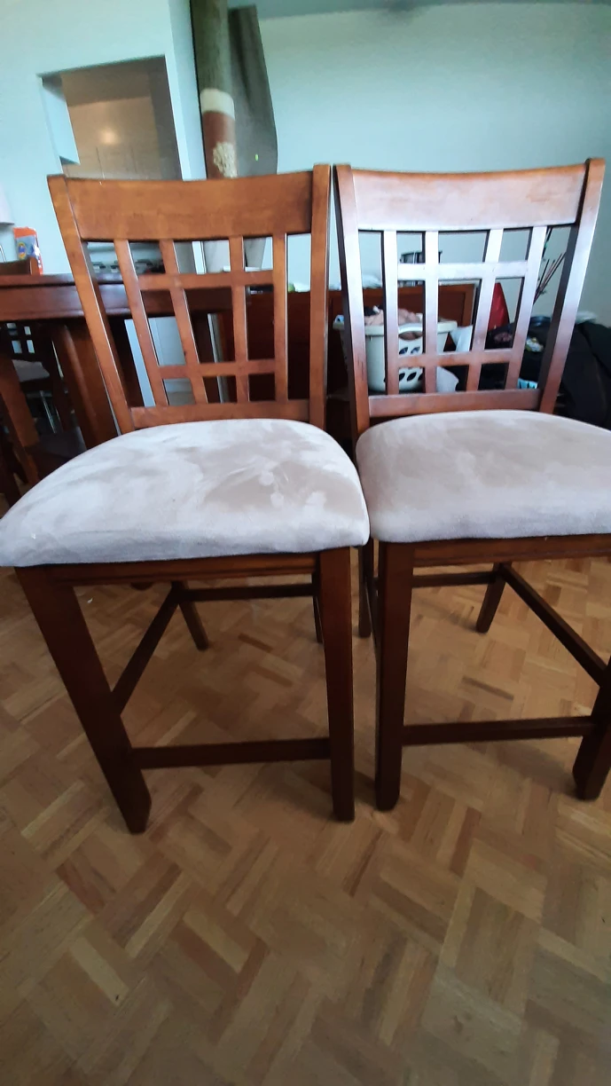 Beautiful Round Pub Style Table W. 4 Chairs image indicator(7)