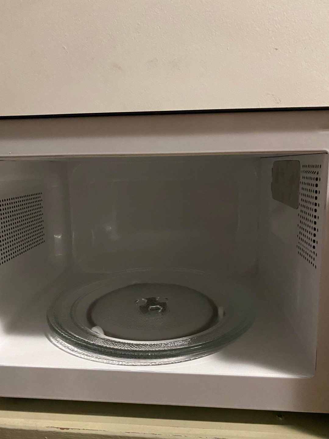 RCA 0.7 Cu. Ft. 700-Watt Microwave Oven - photo 5