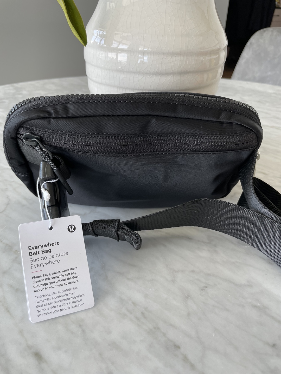 New Lululemon Everywhere belt bag - Black image indicator(4)