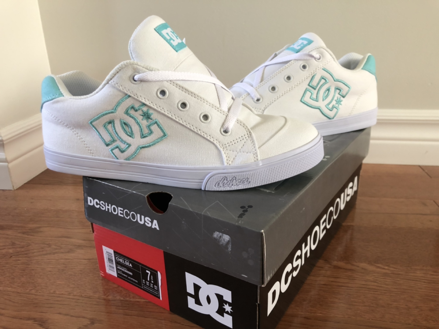 BNIB - DC yth 7 (25.5cm) white/mint chelsea shoes thumbnail