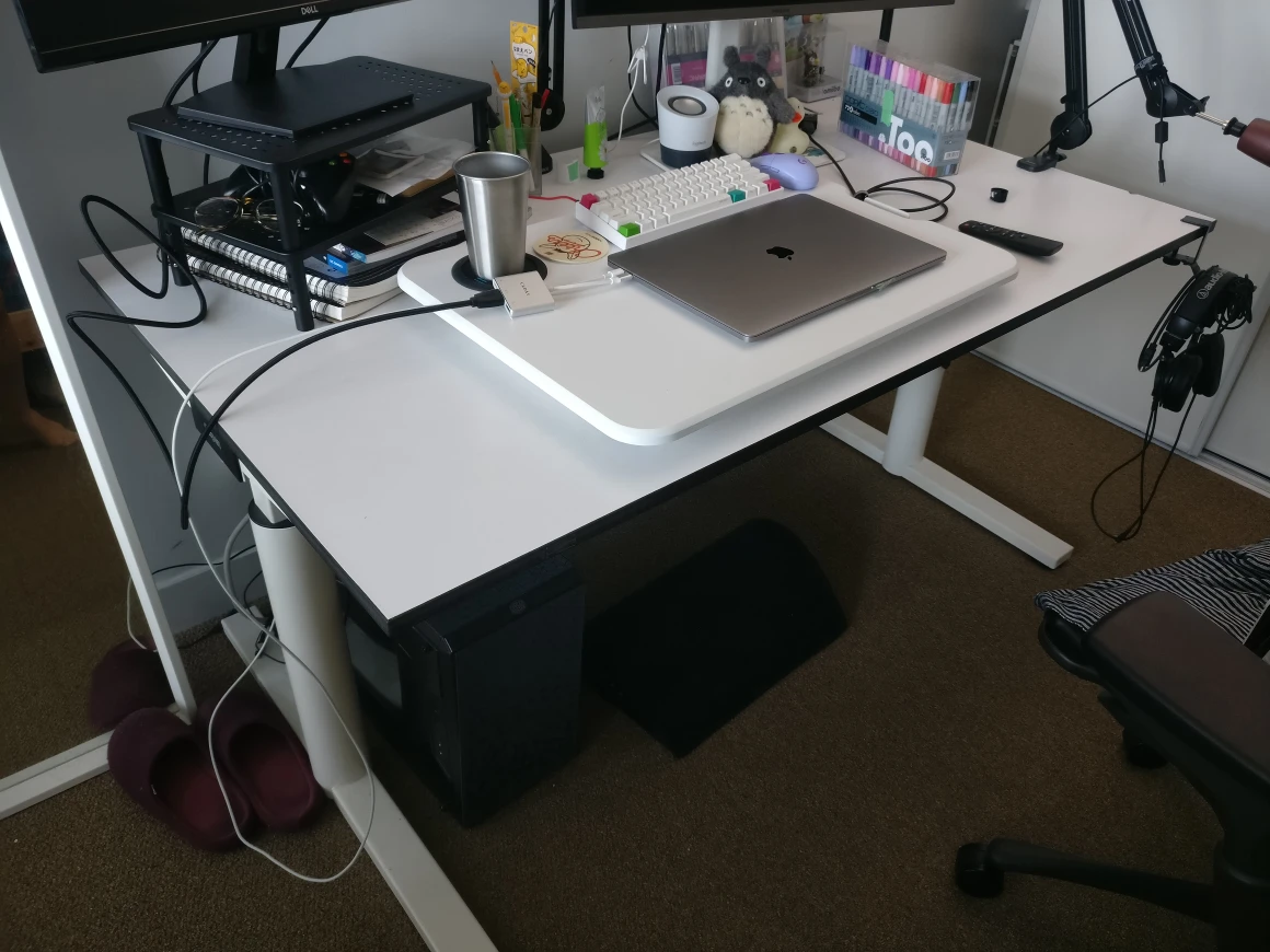 White desk (height adjustable)