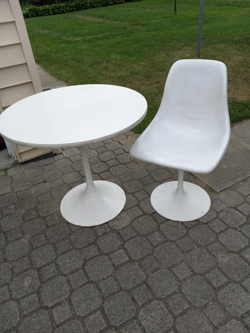 table and chair thumbnail