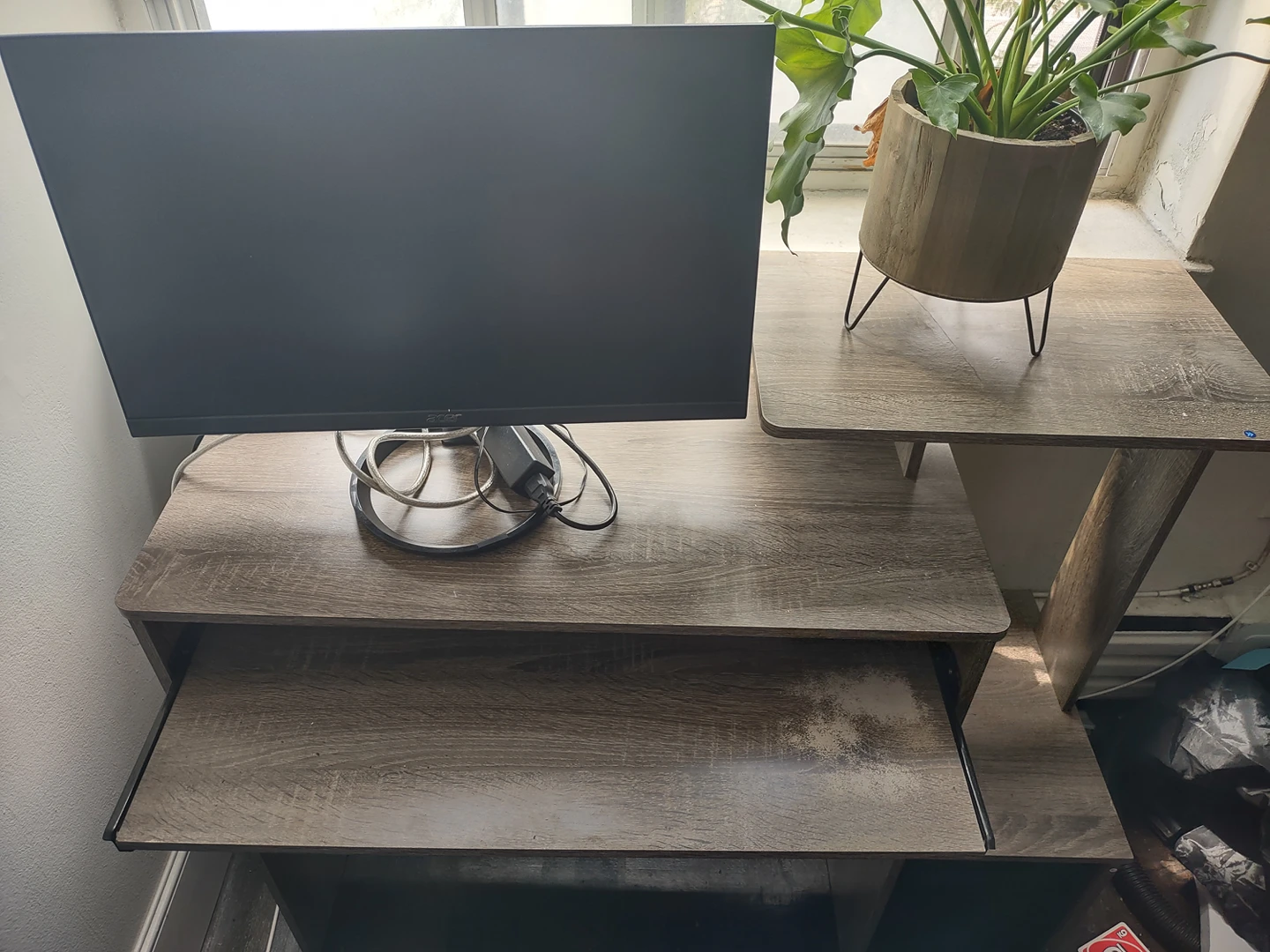 Desk - photo 3
