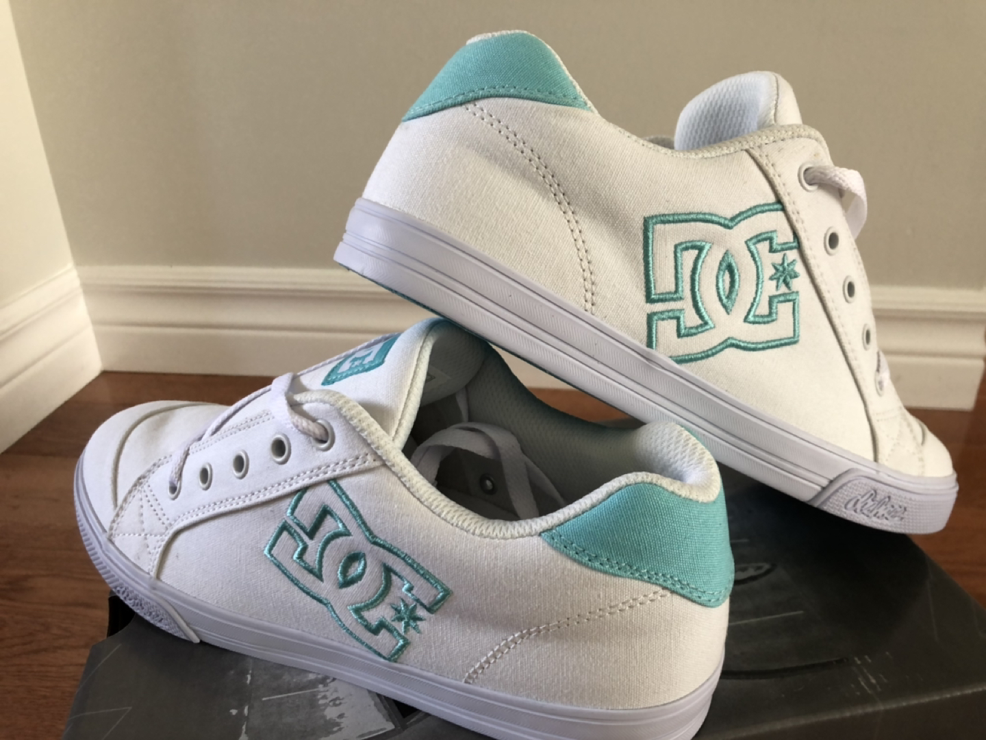 BNIB - DC yth 7 (25.5cm) white/mint chelsea shoes - photo 2