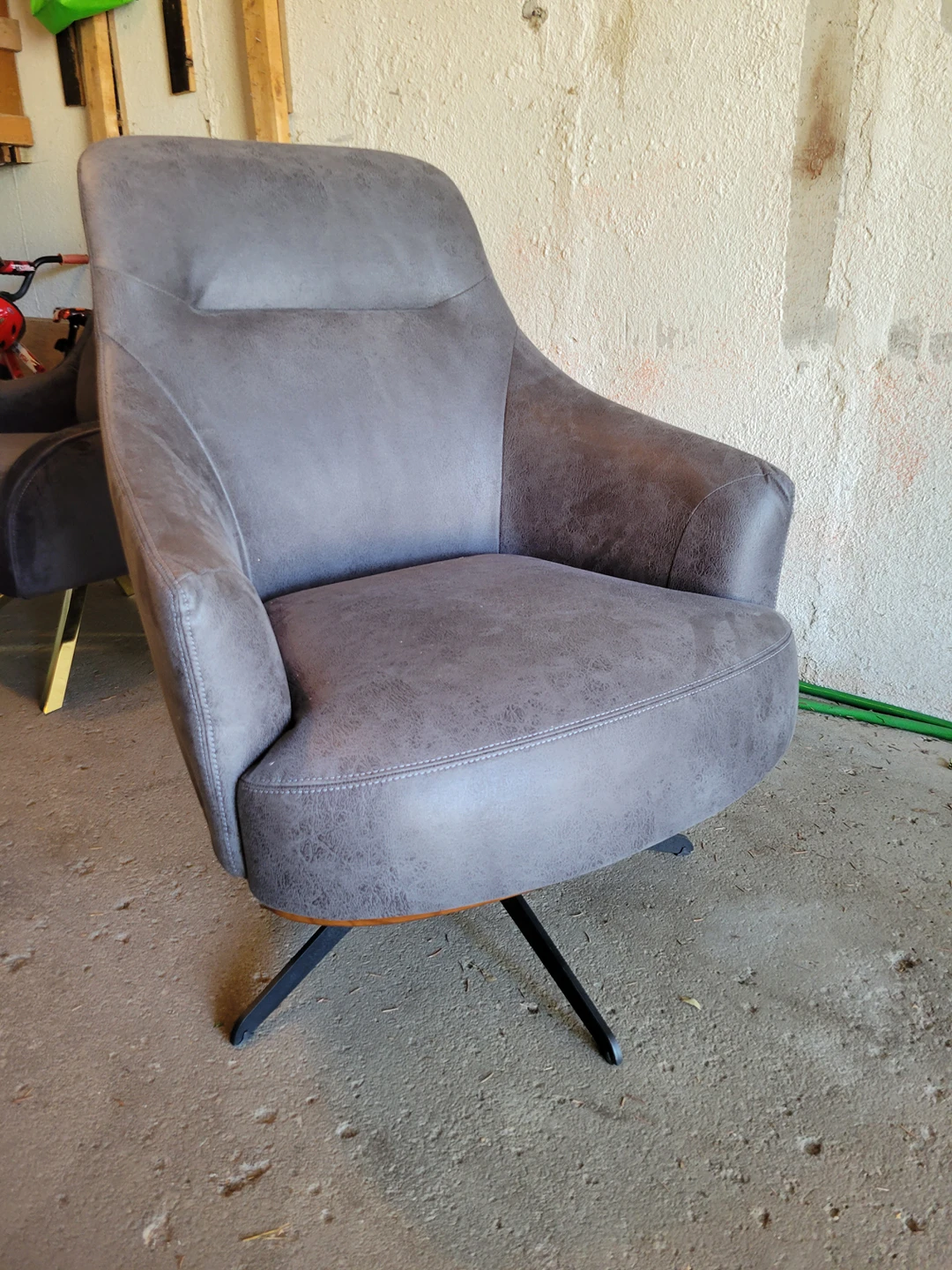 Saloni - Swivel Accent Chair thumbnail