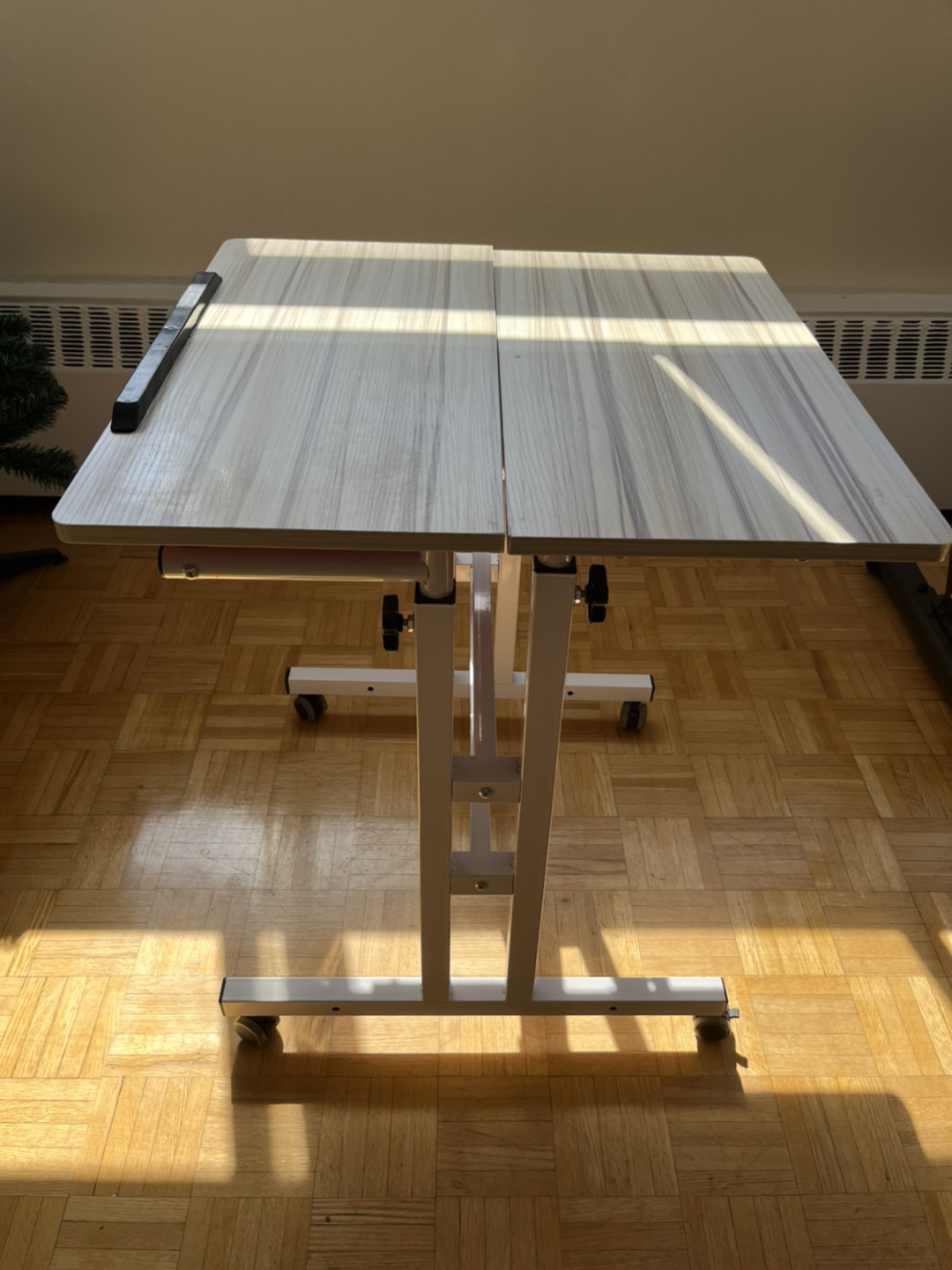 Adjustable standing and portable desk (manual) thumbnail