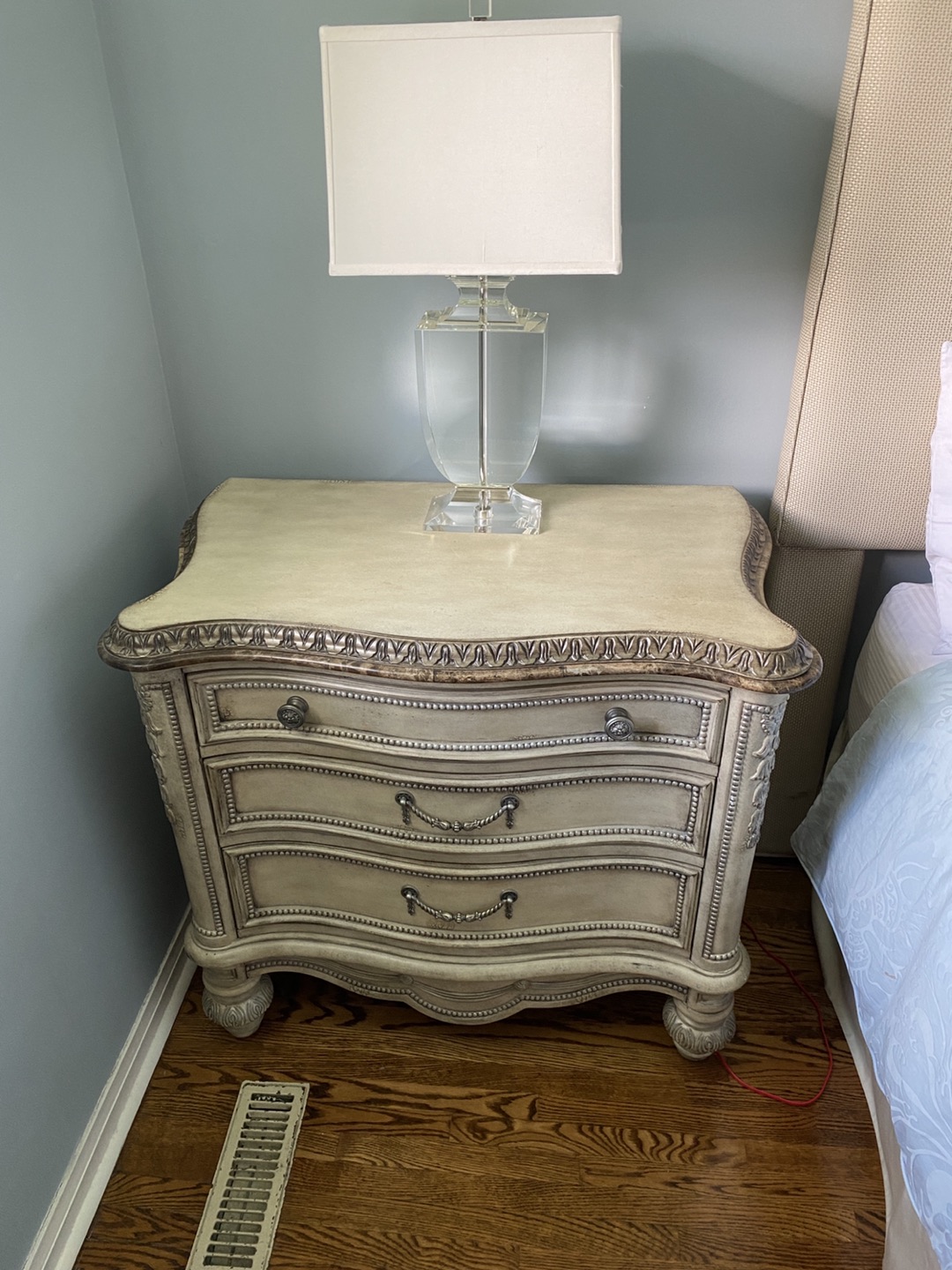 2 Bedside Tables, Classic Style - photo 2