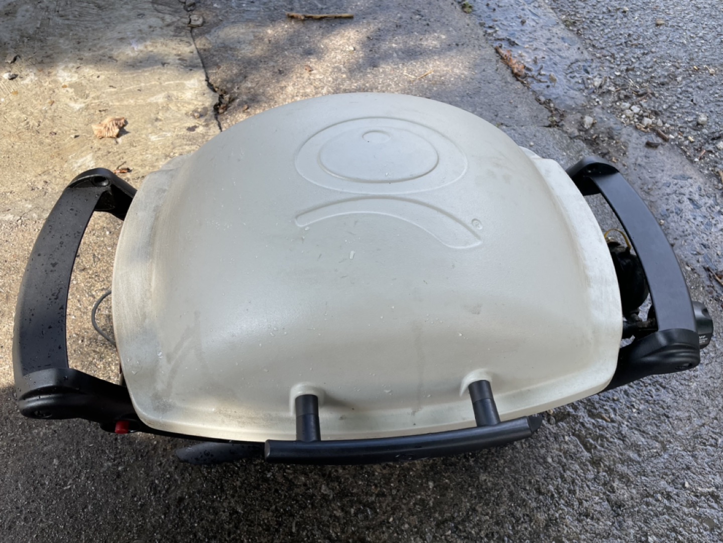 Weber Q1000 portable propane gas grill. Comes with extra burner.