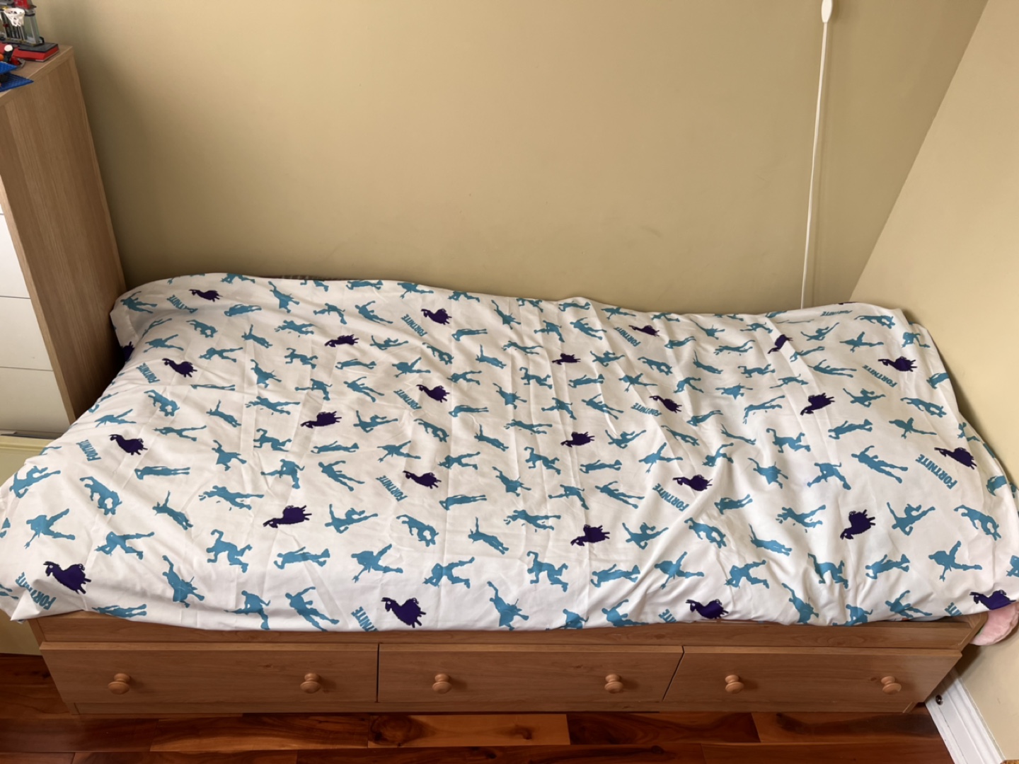 Moving Sale!  Twin bed with 3 drawers and headboard - photo 3