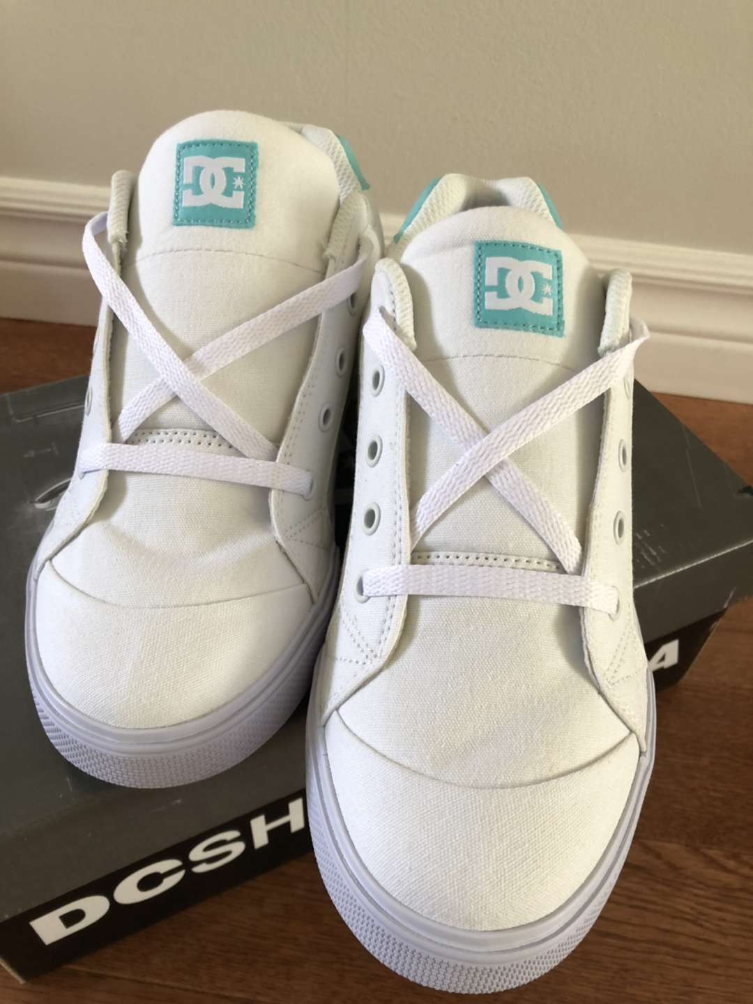 BNIB - DC yth 7 (25.5cm) white/mint chelsea shoes - photo 3