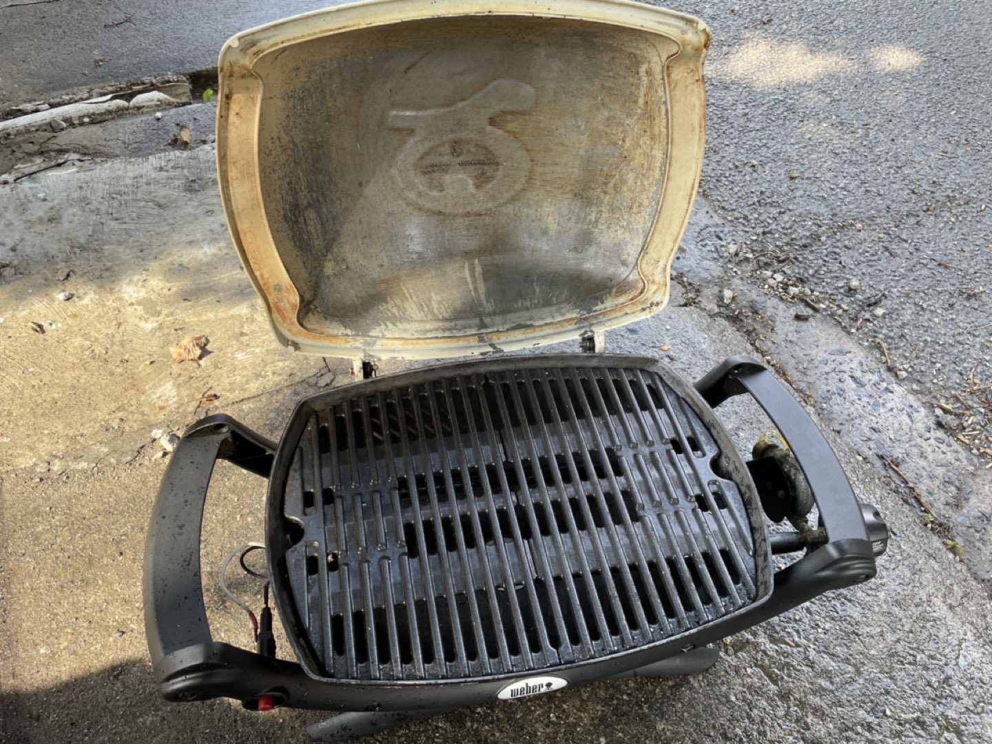 Weber Q1000 portable propane gas grill. Comes with extra burner. - photo 2