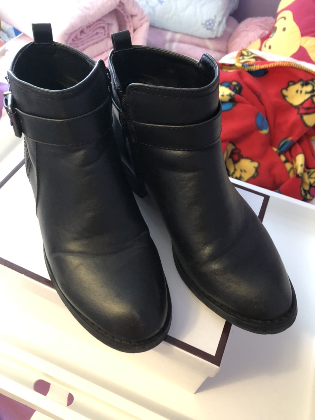 Ankle boots thumbnail