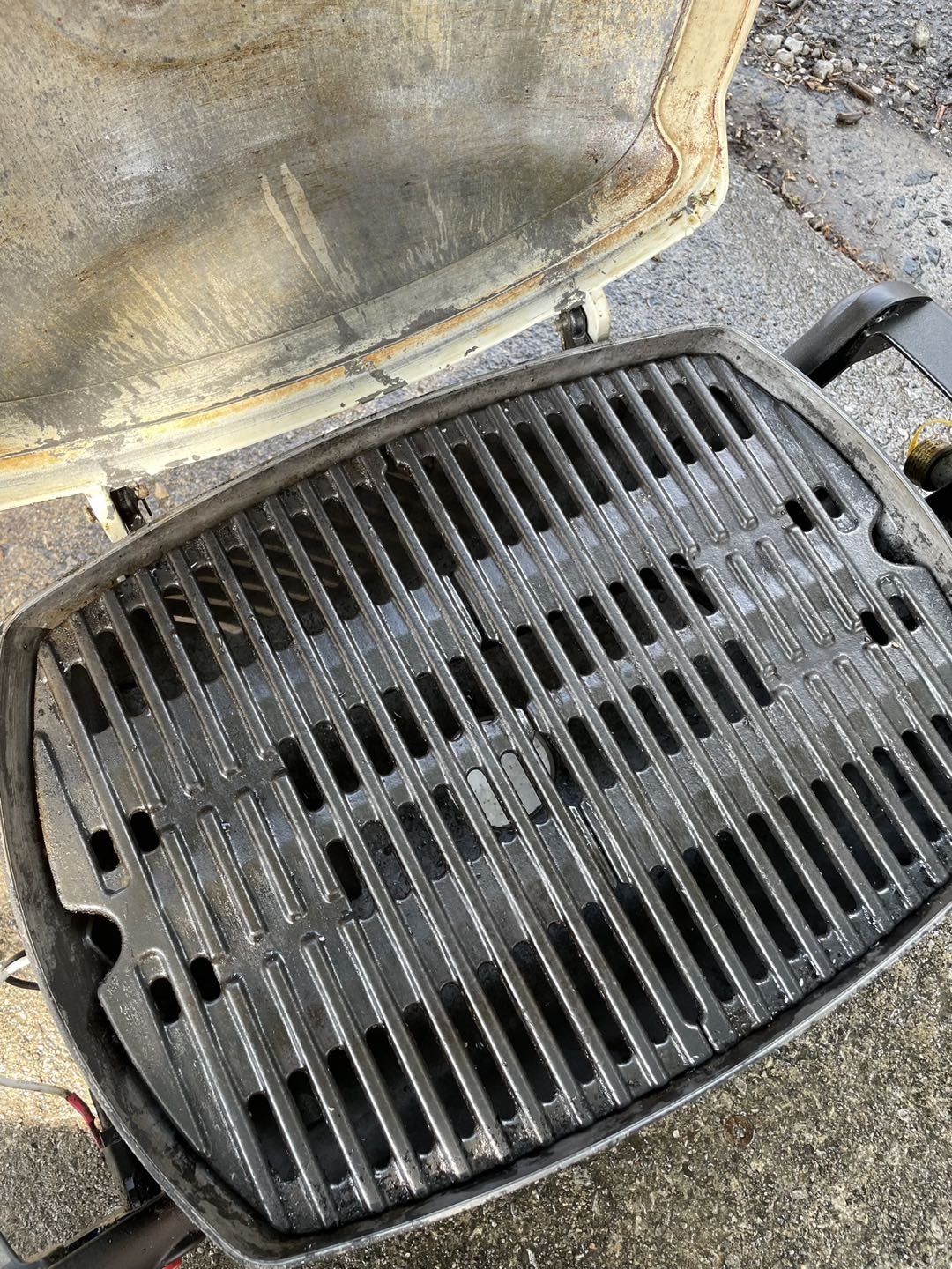 Weber Q1000 portable propane gas grill. Comes with extra burner. - photo 3