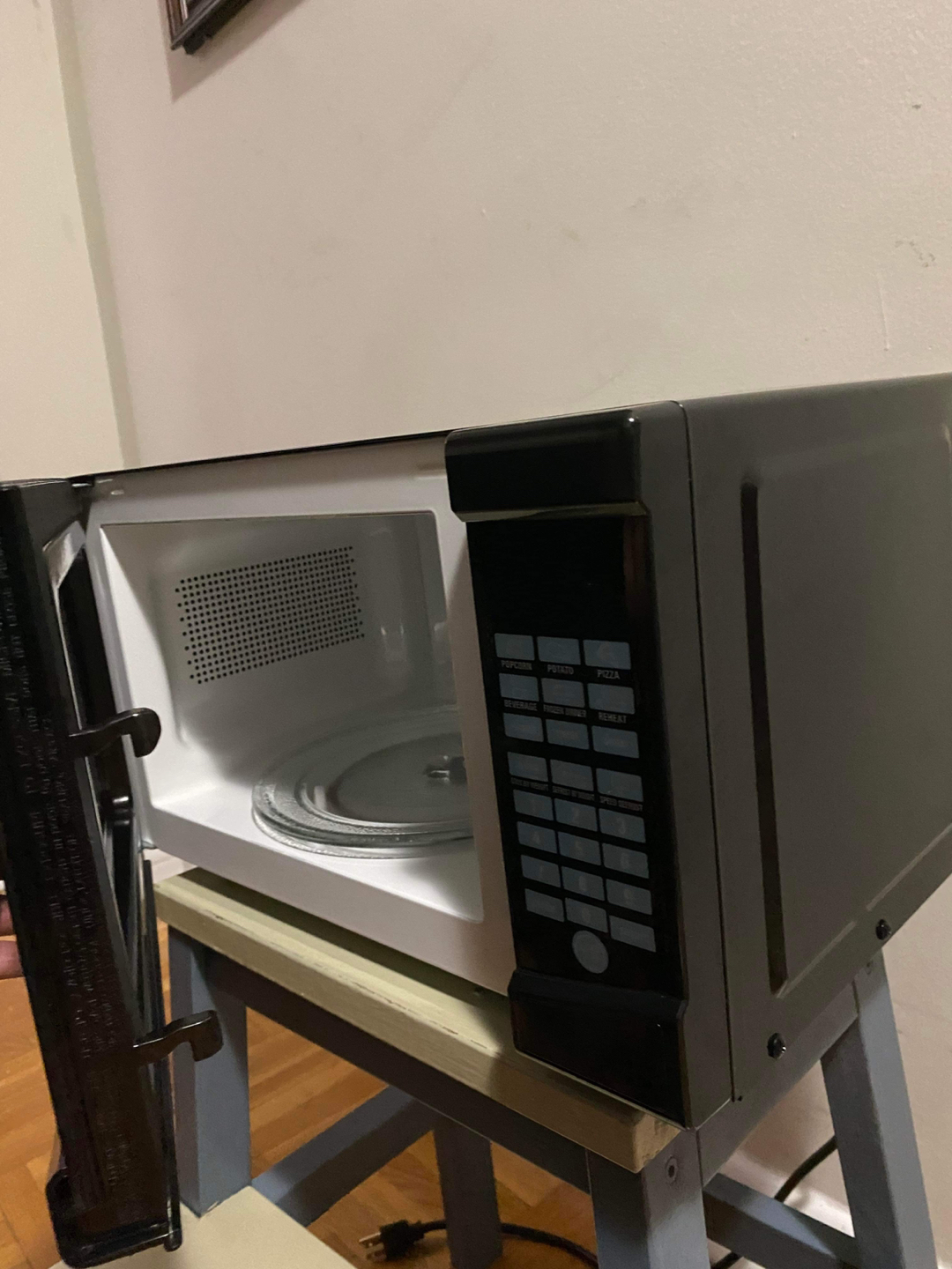 RCA 0.7 Cu. Ft. 700-Watt Microwave Oven - photo 4