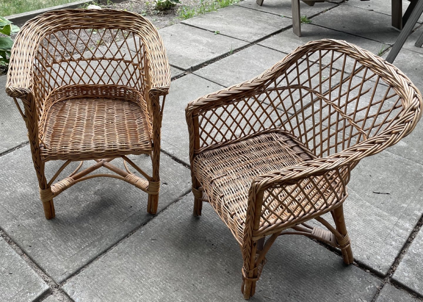 Wicker kids chairs #freecycle thumbnail