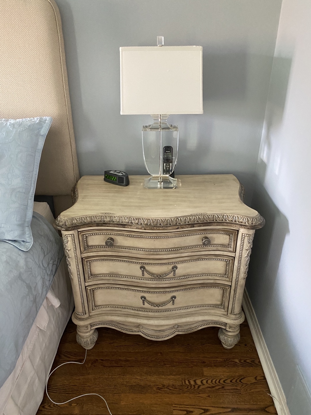2 Bedside Tables, Classic Style