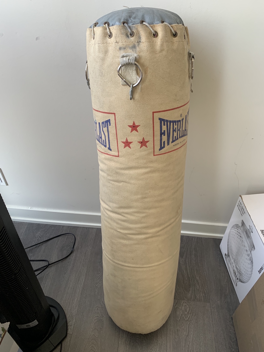 EVERLAST PUNCHING BAG