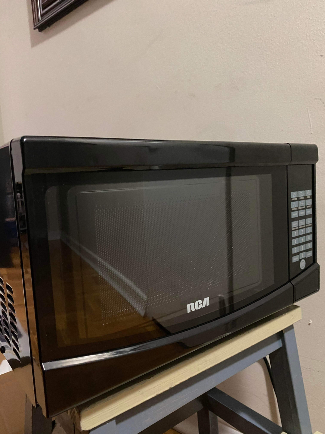 RCA 0.7 Cu. Ft. 700-Watt Microwave Oven