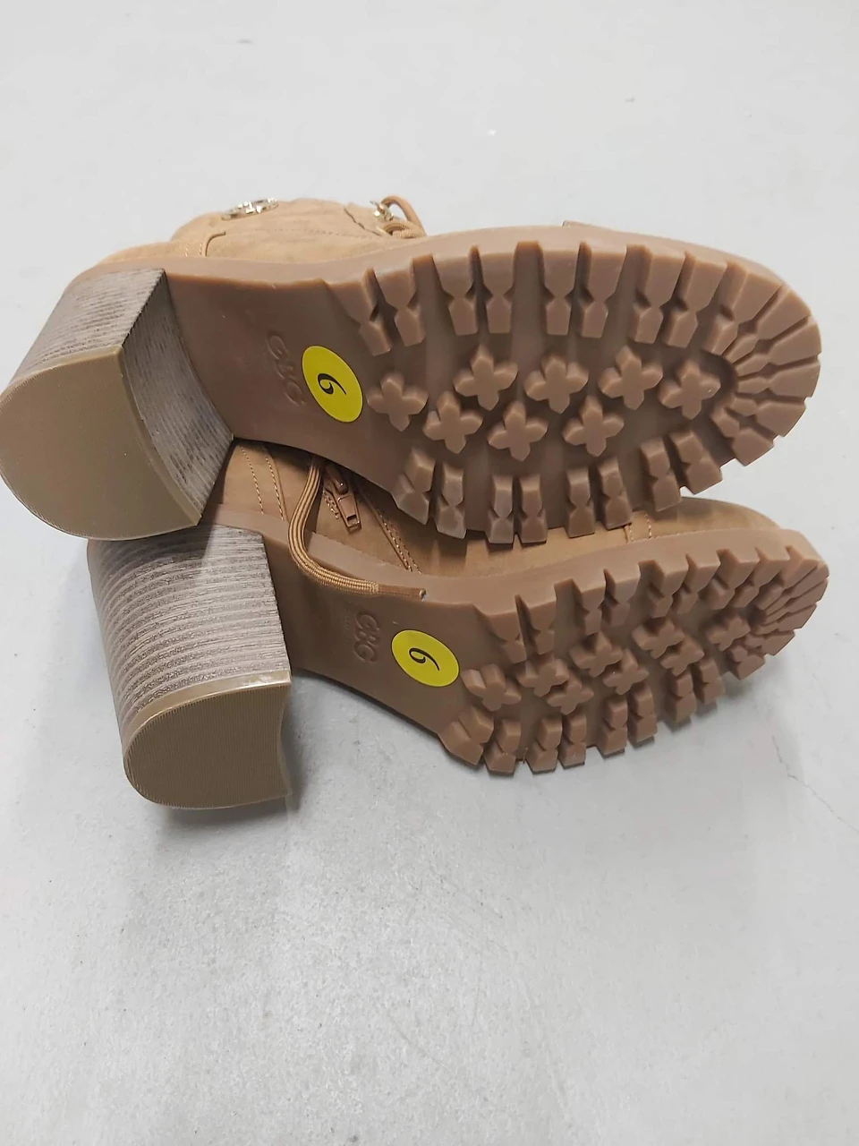 GBG Shoes for women size 9 image indicator(2)