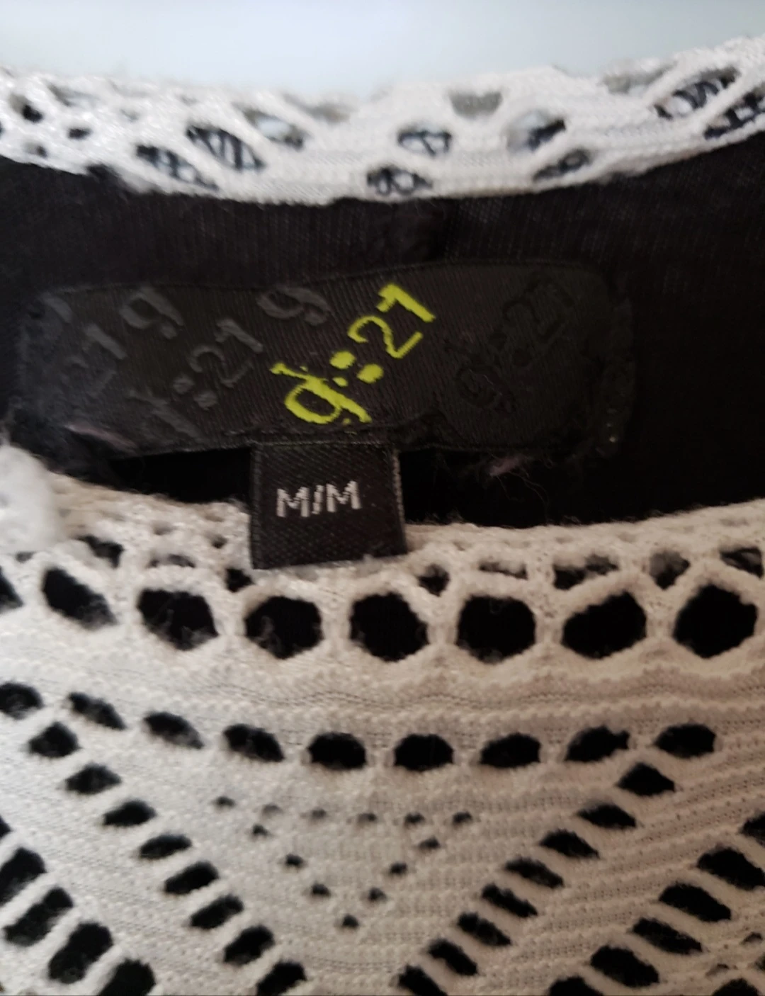 Women's Fashion - Size Medium image indicator(6)