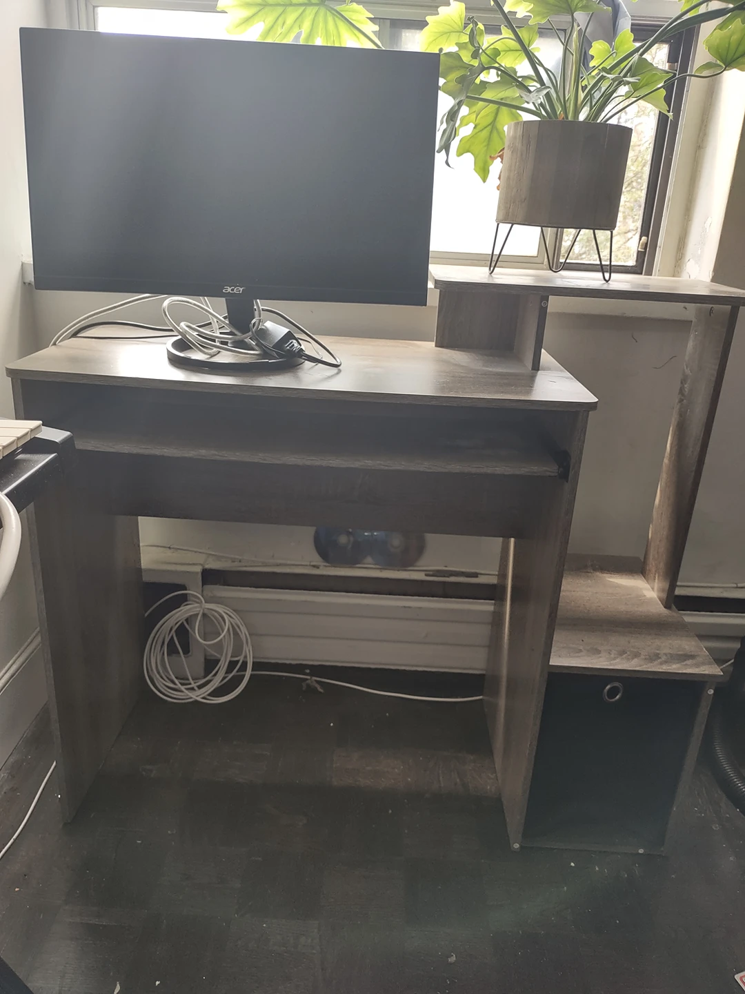 Desk - photo 2