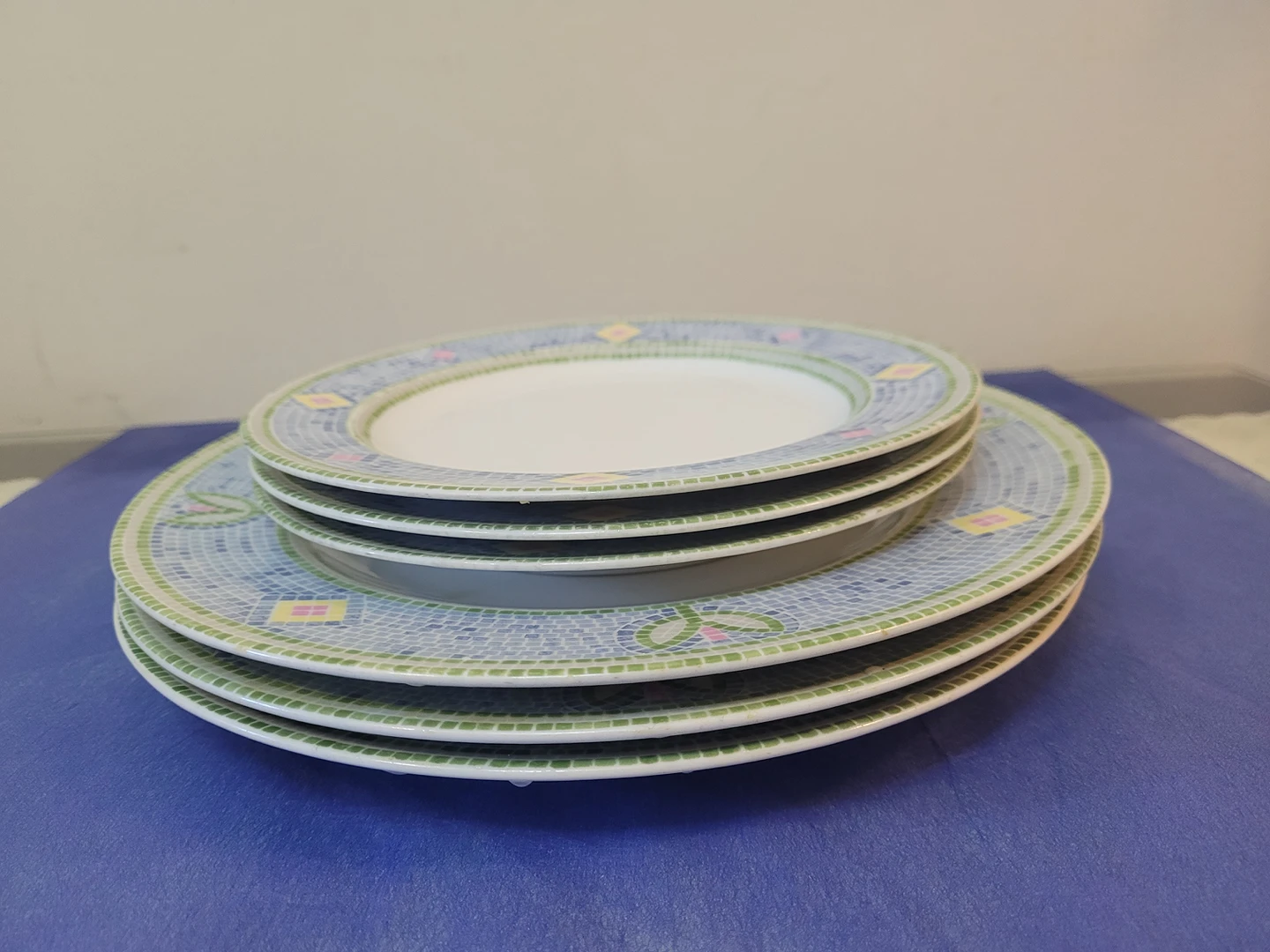 6 Fine porcelain plate set image indicator(2)