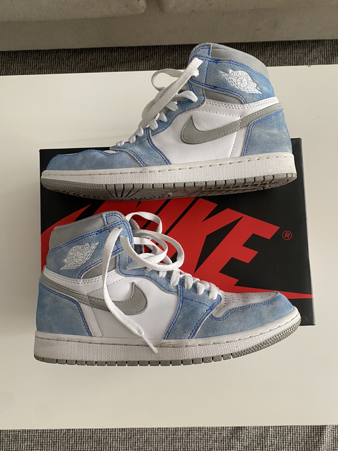 AIR JORDAN 1 RETRO HIGH OG HYPER ROYAL thumbnail