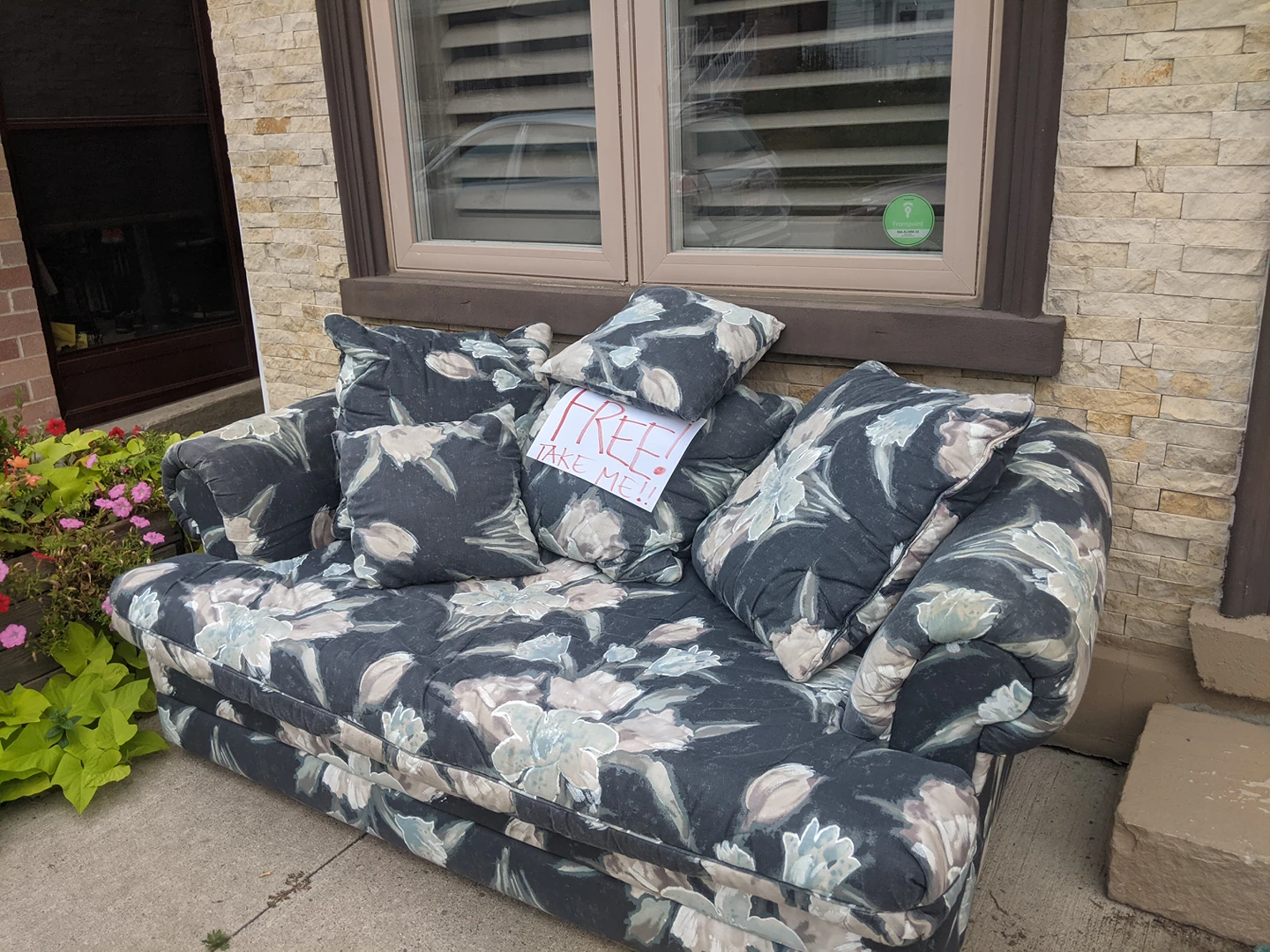 Free Love Seat!!!!! thumbnail