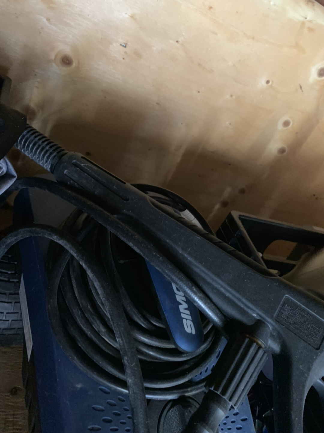 Simoniz 1600 PSI Electric 4-Wheel Pressure Washer image indicator(2)