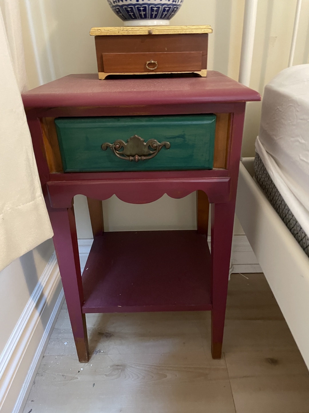 Beautiful side table, cheap $68 thumbnail