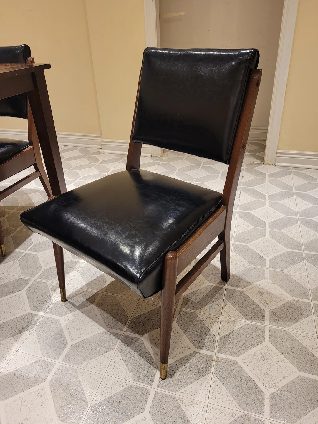 dining table with chairs image indicator(2)