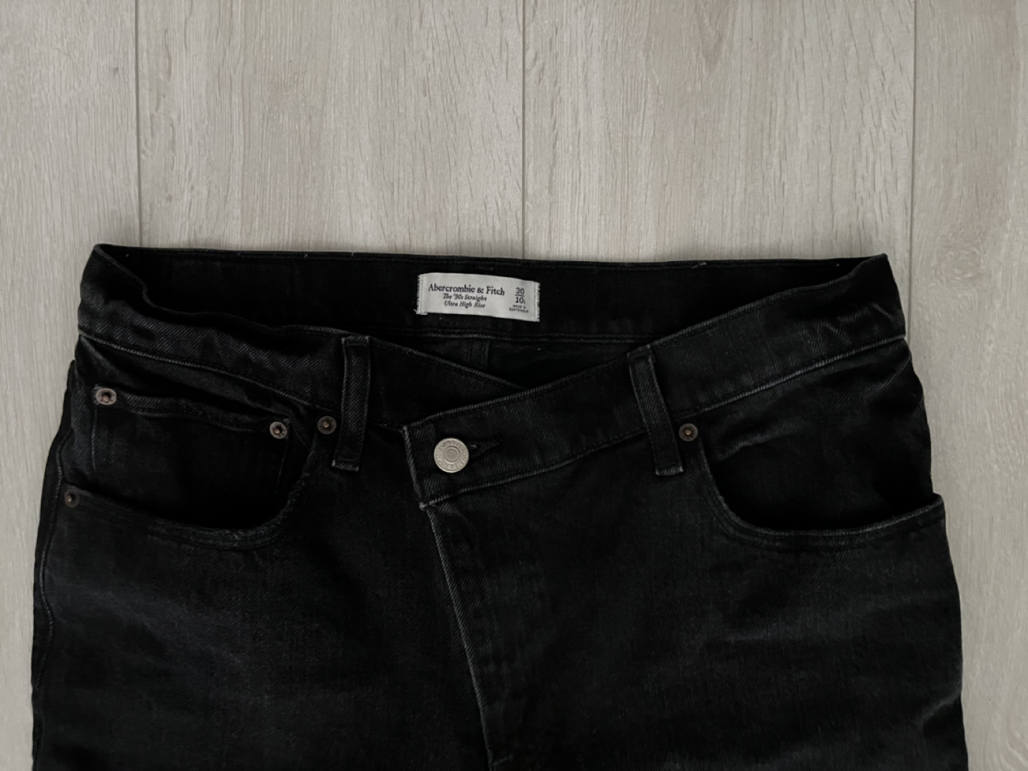 Abercrombie 90’s High Rise Criss Cross Jeans thumbnail