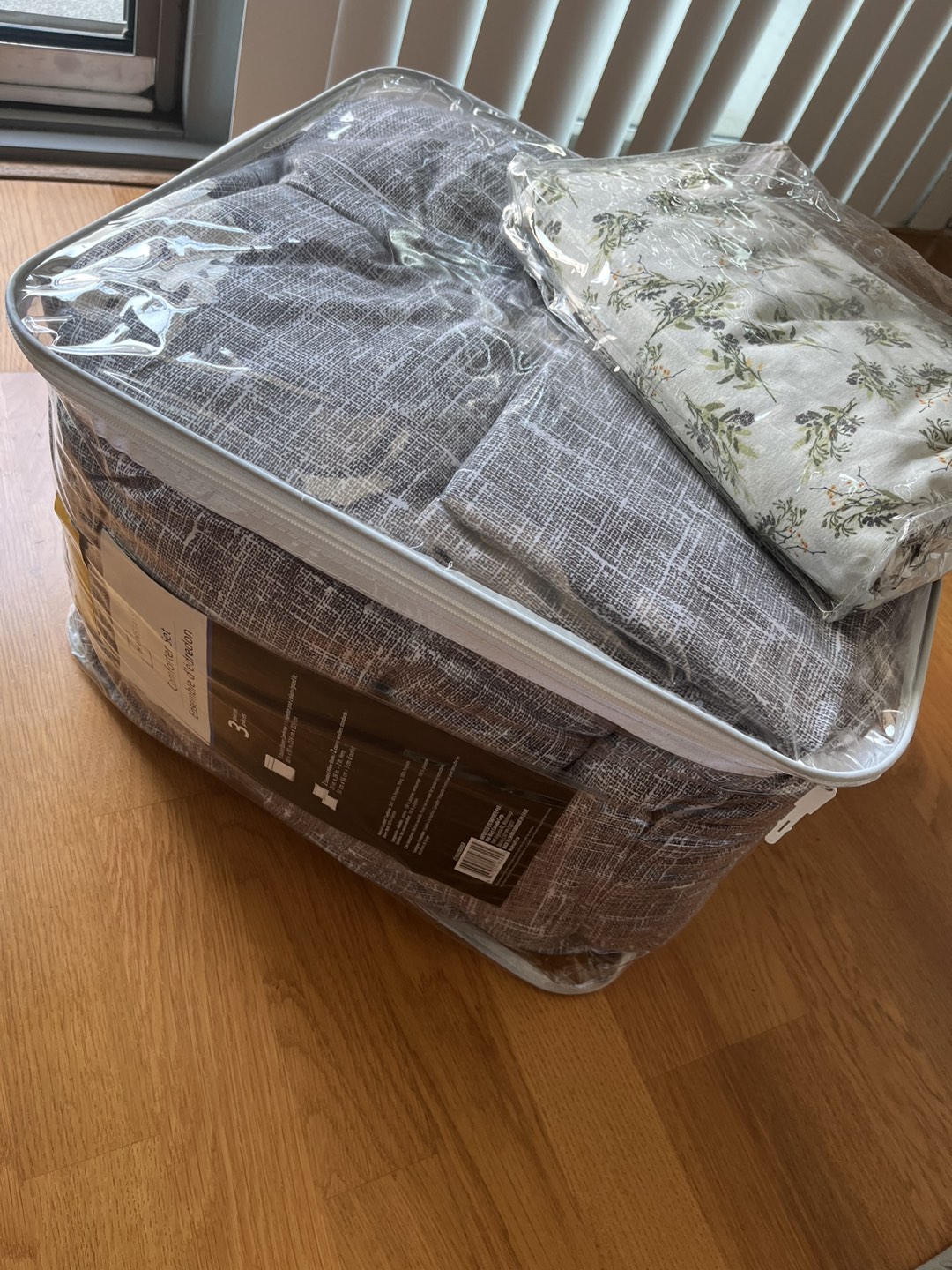 Comforter set with pillows and bedsheet - Everything for 30 CAD